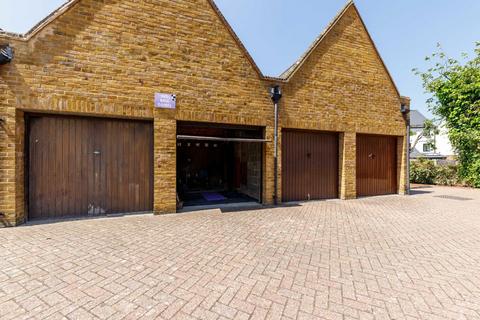 22 Waterman Way, London, E1W 2QN