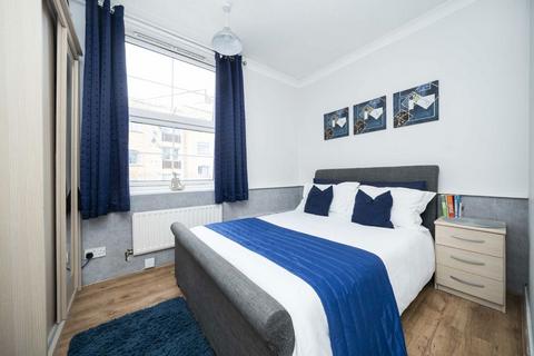 3 bedroom flat for sale, St. Katharines Way, London E1W