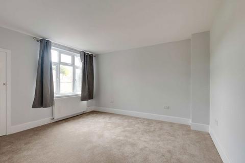 3 bedroom flat to rent, Grand Parade, Wembley HA9