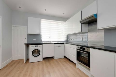 3 bedroom flat to rent, Grand Parade, Wembley HA9