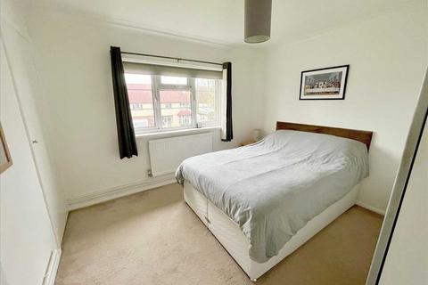 1 bedroom flat for sale, Bournehall Avenue, Bushey, WD23.