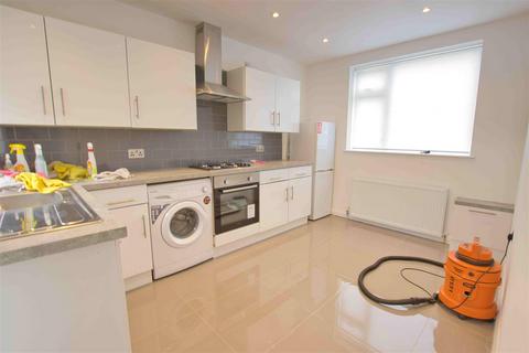 4 bedroom semi-detached house to rent, Beech Drive, Borehamwood