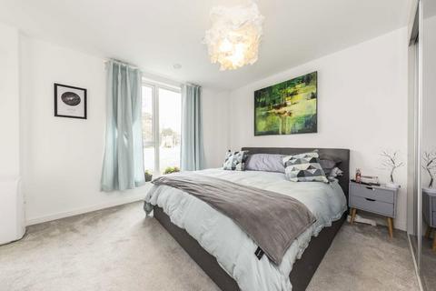 1 bedroom flat to rent, Avenue Road, London W3