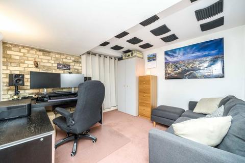 2 bedroom flat to rent, Wapping Wall, London E1W