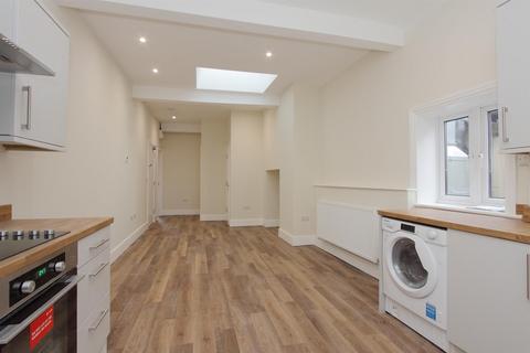 2 bedroom flat to rent, North Street, Wilton, Salisbury