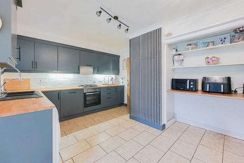 3 bedroom end of terrace house for sale, Young Close, Leigh-on-sea, SS9