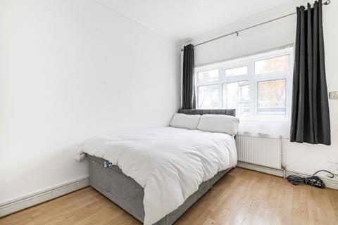 Studio to rent, Wentworth Gardens, London N13