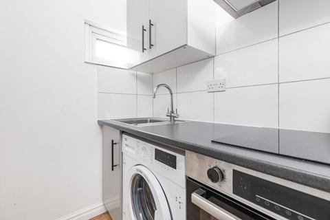 Studio to rent, Wentworth Gardens, London N13