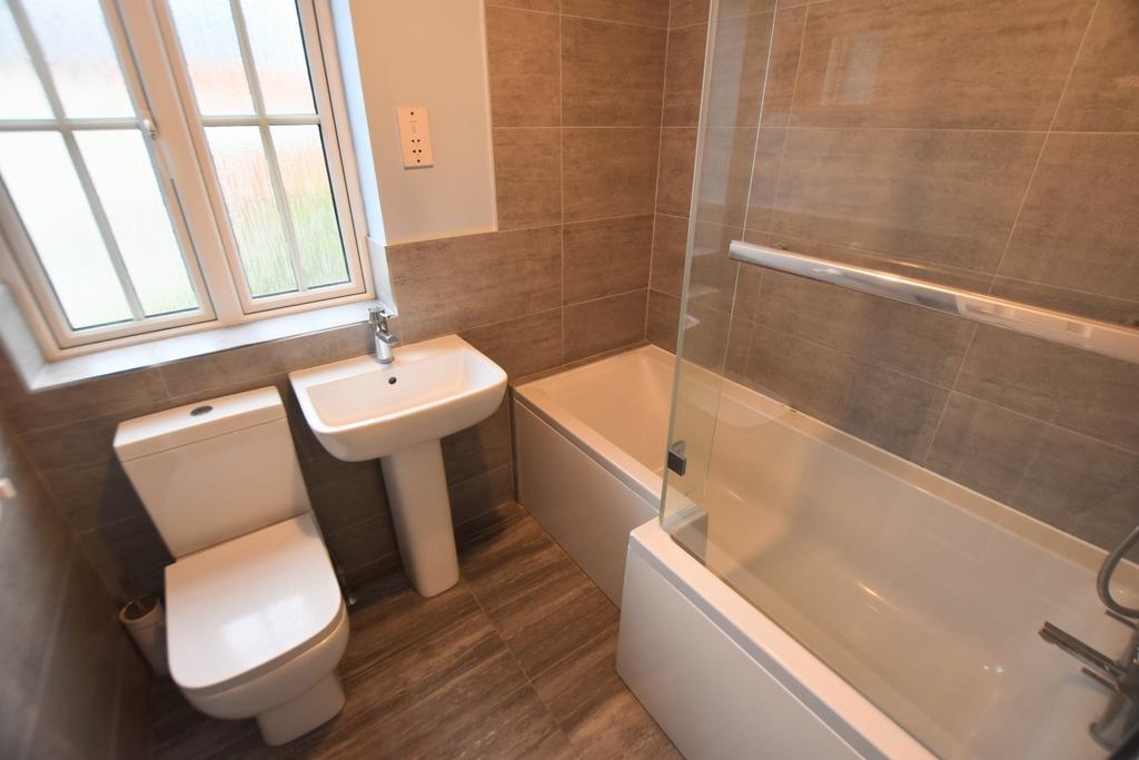 3 Whittington Chase bathroom