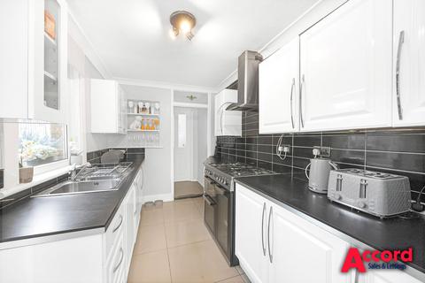 4 bedroom semi-detached house for sale, Vine Street, Romford, RM7