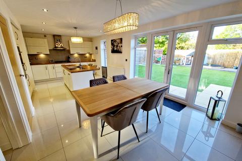 4 bedroom detached house for sale, Woodlands Lane, Leeds, West Yorkshire, LS16