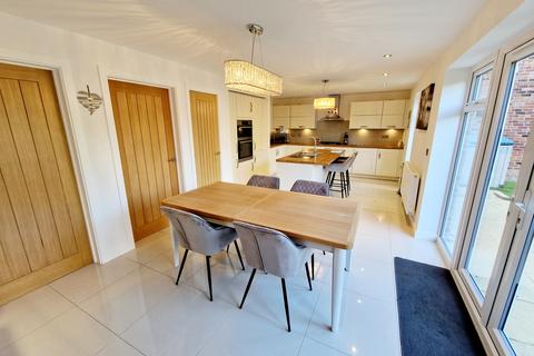 4 bedroom detached house for sale, Woodlands Lane, Leeds, West Yorkshire, LS16