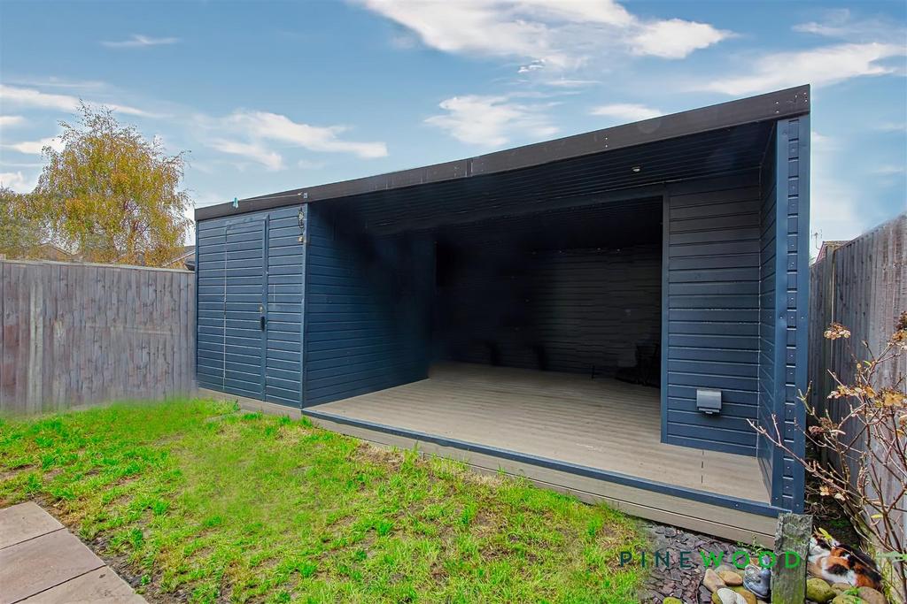 Rear garden   summerhouse