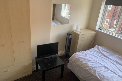 3 bedroom terraced house to rent, Leeds LS4