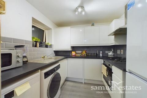 2 bedroom flat to rent, Wesley Avenue, London, E16