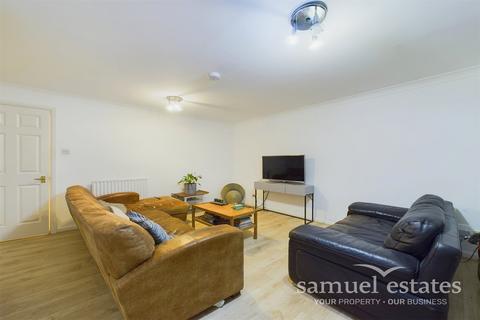 2 bedroom flat to rent, Wesley Avenue, London, E16