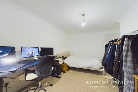 2 bedroom flat to rent, Wesley Avenue, London, E16