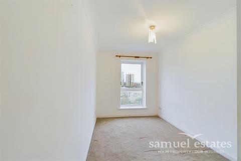 2 bedroom flat to rent, Wesley Avenue, London, E16