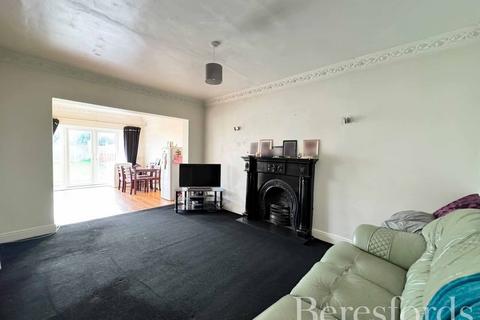 15 Barton Road, Hornchurch, RM12 4AA