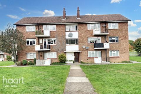 2 bedroom flat for sale, Firbank Road, Romford, RM5 2TP