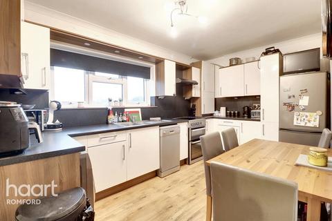 2 bedroom flat for sale, Firbank Road, Romford, RM5 2TP