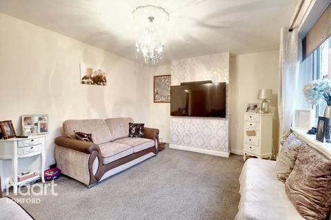 2 bedroom flat for sale, Firbank Road, Romford, RM5 2TP