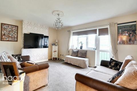 2 bedroom flat for sale, Firbank Road, Romford, RM5 2TP