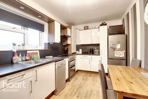 2 bedroom flat for sale, Firbank Road, Romford, RM5 2TP