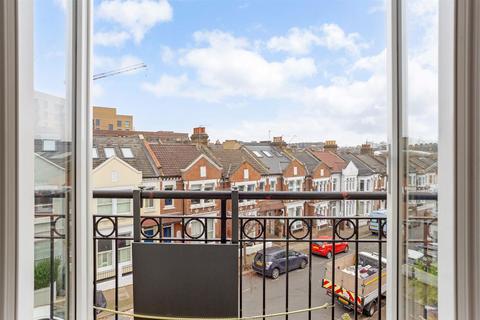 2 bedroom flat for sale, Boutflower Road, London, SW4