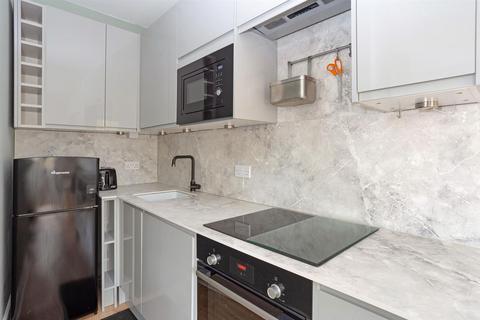 2 bedroom flat for sale, Boutflower Road, London, SW4