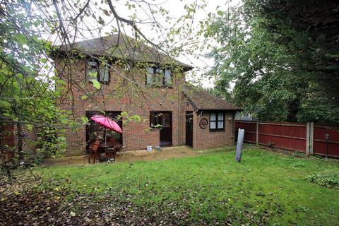 4 bedroom detached house to rent, Wickham Close, Newington ME9