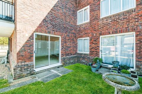 2 bedroom retirement property for sale, Sea Lane, Littlehampton BN16