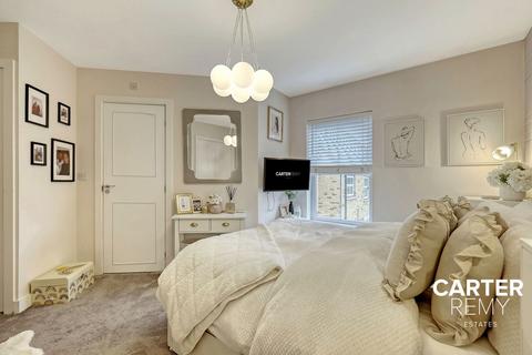Flat 5, Kensington Court, 3 Hyde Close, Romford, RM1 4WE