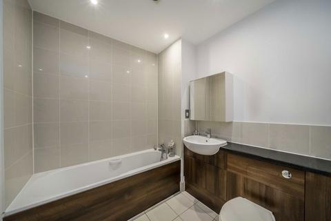 1 bedroom flat for sale, Great West Road, Brentford TW8