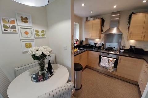 2 bedroom flat to rent, Edenbridge, Kent, TN8