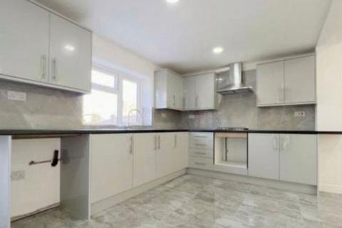 3 bedroom semi-detached house to rent, Le4 4HQ