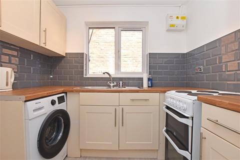 1 bedroom maisonette to rent, Thatchers Way, Isleworth