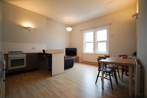 3 bedroom flat to rent, West Park, Bristol BS8