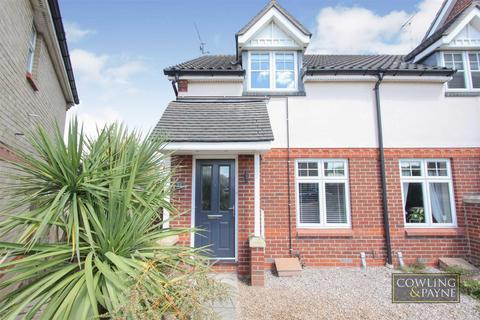 2 bedroom semi-detached house to rent, Swallow Close, Rayleigh