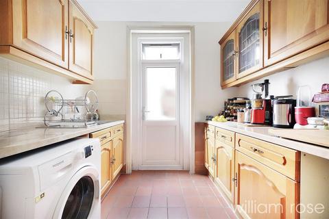 2 bedroom maisonette for sale, Bemsted Road, London E17