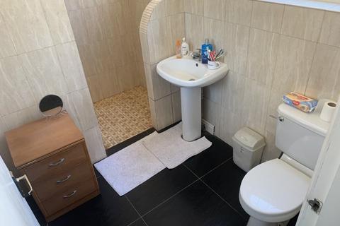 2 bedroom flat to rent, Raglan Road, Leeds LS6