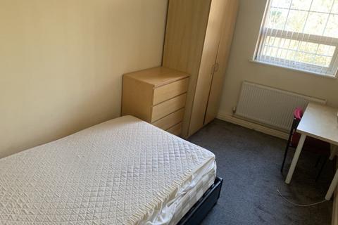 3 bedroom flat to rent, Raglan Road, Leeds LS6