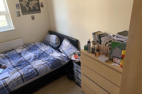 3 bedroom flat to rent, Raglan Road, Leeds LS6