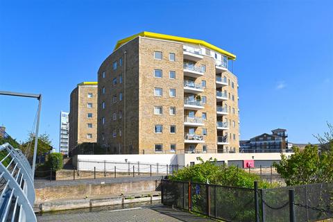 2 bedroom apartment to rent, Basin Approach, Limehouse E14