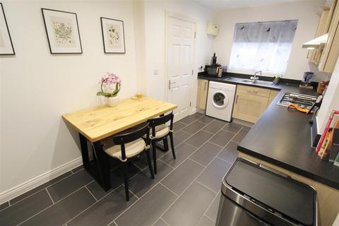 3 bedroom end of terrace house for sale, Derisley Close, Byfleet