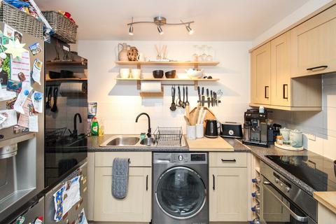 2 bedroom flat for sale, Commonwealth Drive, Crawley, West Sussex. RH10 1AR