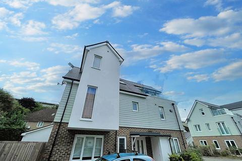 4 bedroom detached house to rent, Safety Bay Close, Rochester ME1