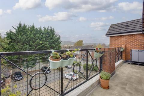 2 bedroom flat for sale, Queens Acre, High Wycombe HP13