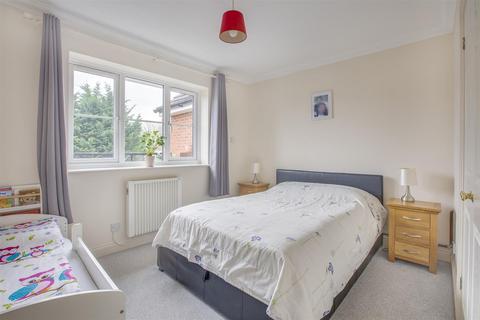 2 bedroom flat for sale, Queens Acre, High Wycombe HP13