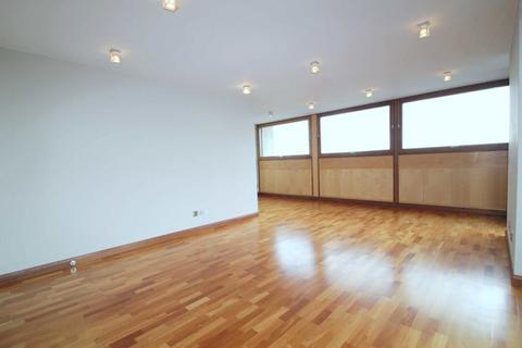 3 bedroom flat to rent, Barbican, London EC2Y